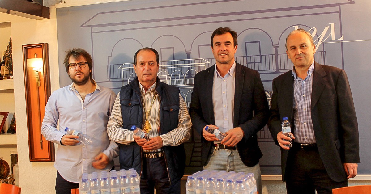 Aqualia y Ayuntamiento entregan 3.500 botellas de agua a la Hermandad del Rocío de Bollullos Par Del