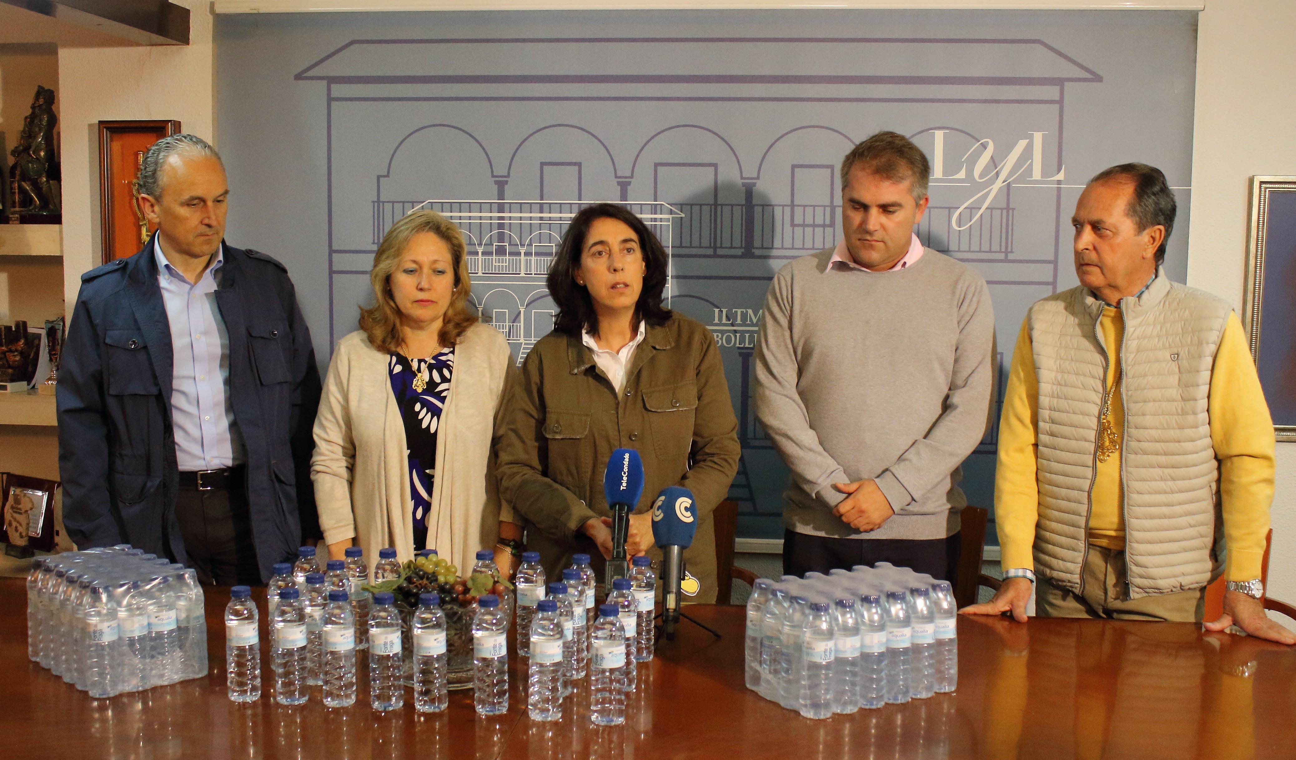 AQUALIA HACE ENTREGA DEL AGUA PARA LOS PEREGRINOS DE LA HDAD. DEL ROCÍO DE BOLLULLOS PAR DEL CONDADO