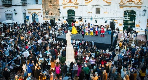 LUGAREÑOS Y FORÁNEOS ABARROTAN LA TERCERA JORNADA DEL MERCADILLO NAVIDEÑO