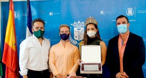 LA BOLLULLERA CYNTHIA CARRASCO, MISS GRAND SEVILLA 2020, RECIBE LA ENHORABUENA DEL AYUNTAMIENTO