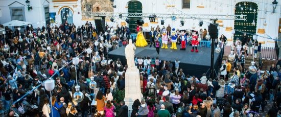 LUGAREÑOS Y FORÁNEOS ABARROTAN LA TERCERA JORNADA DEL MERCADILLO NAVIDEÑO