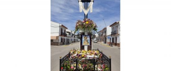 EL MONUMENTO A LA SANTA CRUZ DE MONTAÑINA SE ENGALANA