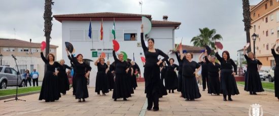 NUESTROS MAYORES BAILAN EN LA CALLE CON MARTA MATEOS