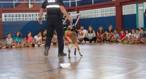 EXHIBICIÓN DE LA UNIDAD CANINA DE LA POLICÍA LOCAL EN LOS CAMPAMENTOS DE VERANO