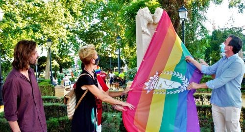 EL AYUNTAMIENTO DEDICA EN EL PARQUE MUNICIPAL UN MONUMENTO AL ORGULLO DE AMAR EN LIBERTAR