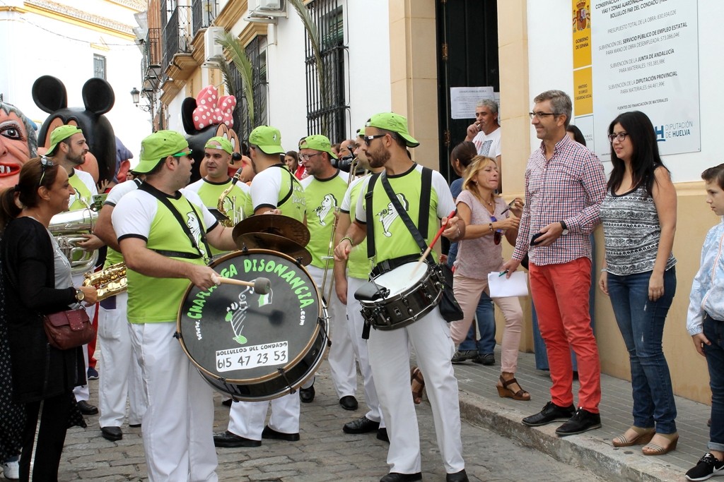 LOS GIGANTES Y CABEZUDOS LLENAN DE ALEGRÍA LAS CALLES DE BOLLULLOS PAR DEL CONDADO