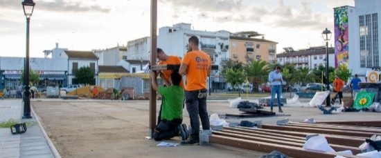 SE INICIA EL MONTAJE DEL PARQUE INFANTIL DE LA PLAZA 1 DE MAYO