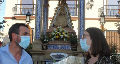 EL AYUNTAMIENTO ENTREGA UN RAMO DE FLORES A LA HERMANDAD DEL ROCÍO DE BOLLULLOS