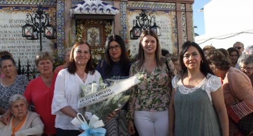 EL AYUNTAMIENTO REALIZA UNA OFRENDA FLORAL A SAN ANTONIO