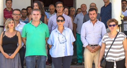 EL AYUNTAMIENTO DE BOLLULLOS GUARDA UN MINUTO DE SILENCIO POR LOS ATENTADOS DE CATALUÑA