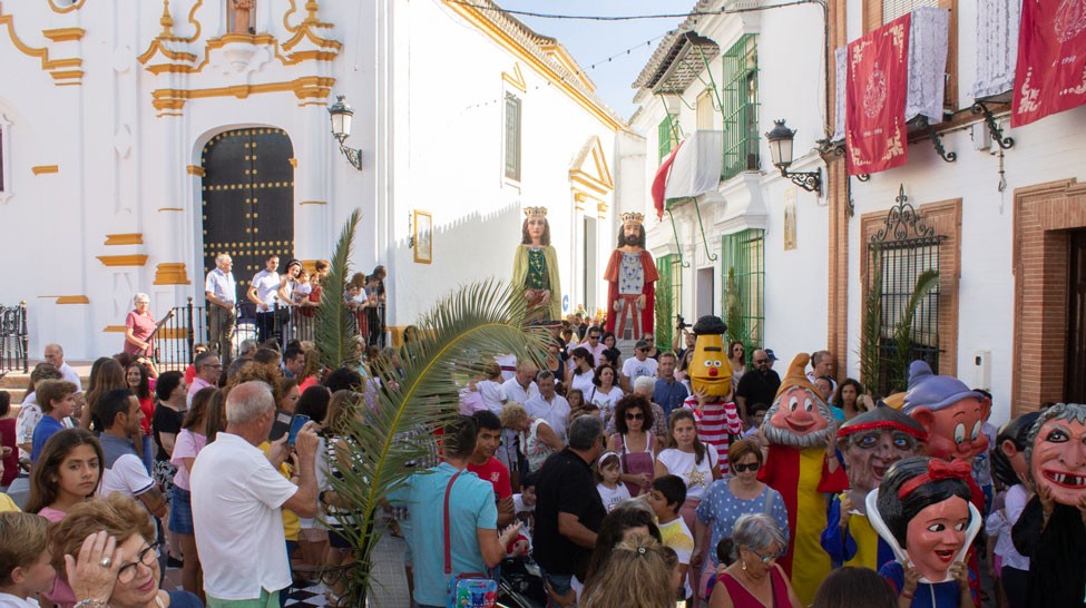 LOS GIGANTES Y CABEZUDOS ABRIERON LAS FIESTAS