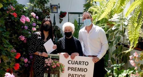 EL ALCALDE ENTREGA LOS PREMIOS DEL VII CONCURSO DE PATIOS, BALCONES Y CALLES "ARTE FLORAL 2021"