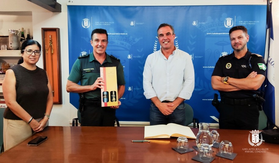 EL ALCALDE DESPIDE AL CAPITÁN DE LA GUARDIA CIVIL