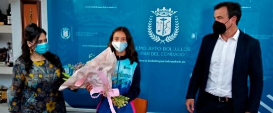 EL ALCALDE RECIBE A LA ATLETA LAURA MARTÍNEZ, EL ORO EN TRIATLÓN SUB12 EN EL CAMPEONATO DE ANDALUCÍA