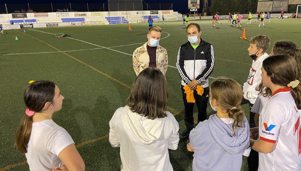 EL CONCEJAL DE DEPORTES VISITA LOS ENTRENAMIENTOS DE FÚTBOL FEMENINO