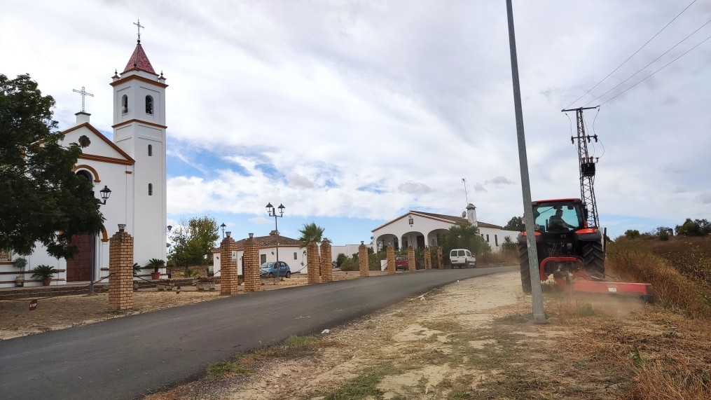 TRABAJOS DE DESBROCE Y LIMPIEZA EN EL CAMINO DE LA ERMITA