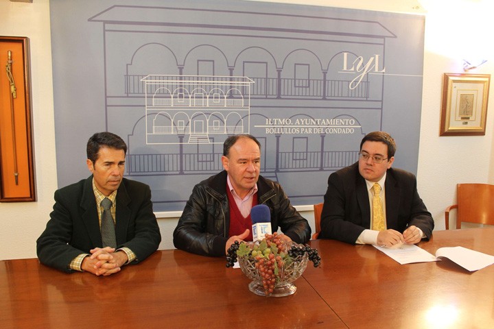 EL AYUNTAMIENTO DE BOLLULLOS FIRMA UN CONVENIO DE MUTUA COLABORACIÓN ADMINISTRATIVA CON LA JEFATURA 