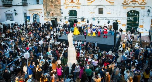 LUGAREÑOS Y FORÁNEOS ABARROTAN LA TERCERA JORNADA DEL MERCADILLO NAVIDEÑO