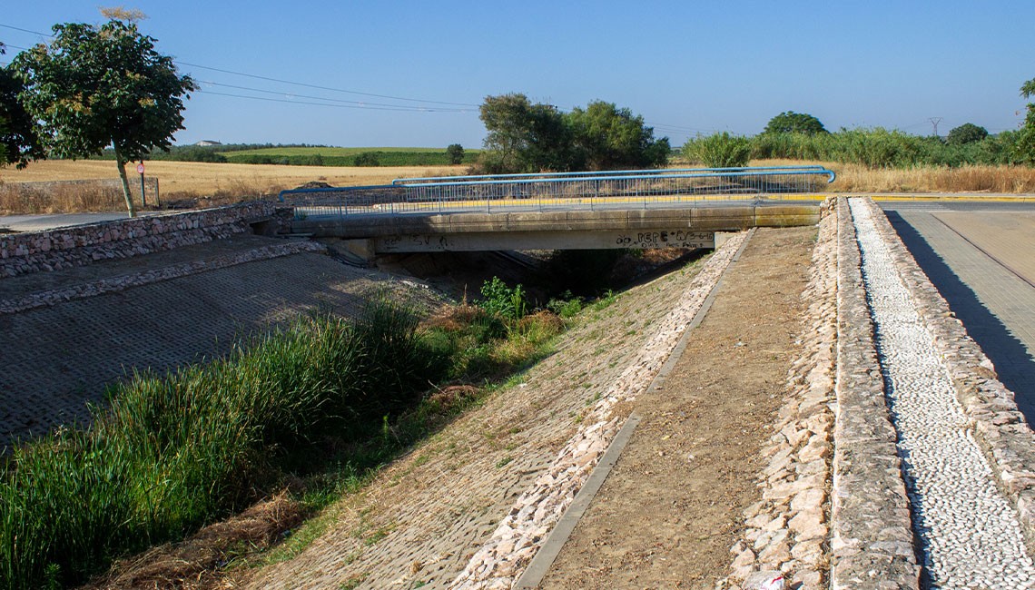 FINALIZADOS LOS TRABAJOS DE DESBROCE DEL ARROYO CERRADA A SU PASO POR AVDA DE LA JUVENTUD