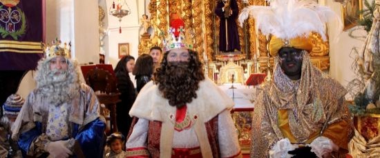 Los Reyes Magos se preparan para la Cabalgata visitando las capillas por la mañana