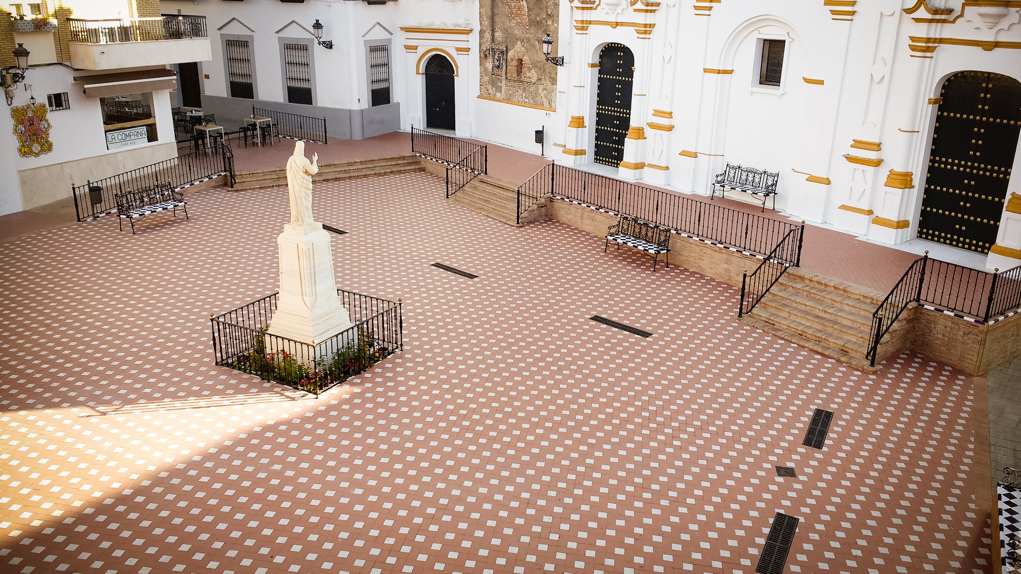 LIMPIEZA DE LA PLAZA DE LA IGLESIA PARA EL DÍA DEL CORPUS CHRISTI