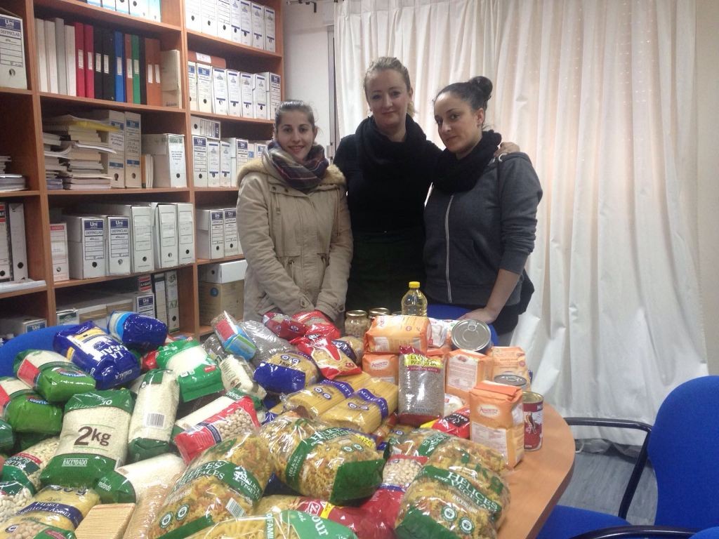 Entrega de alimentos a la Asociación "Futuro para el Sahara"