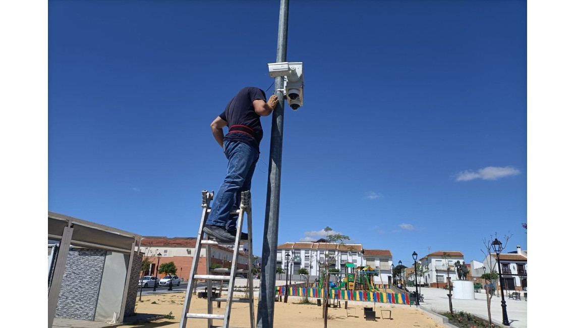 EL AYUNTAMIENTO INSTALA UNA NUEVA CÁMARA DE SEGURIDAD EN LA PLAZA 1 DE MAYO.