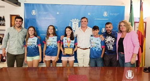 EL ALCALDE RECIBE A LA JOVEN ATLETA JIMENA ROCA CAMPEONA DE ESPAÑA TRIATLÓN E