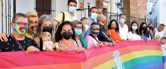 LOS ACTOS DEL ORGULLO LGTBI ARRANCAN CON LA COLOCACIÓN DE LA BANDERA ARCO IRIS EN EL AYUNTAMIENTO