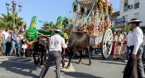 CIENTOS DE ROCIEROS ACOMPAÑARON A LA CARRETA DE BOLLULLOS EN EL DESFILE Y EL CAMINO HACIA EL ROCÍO