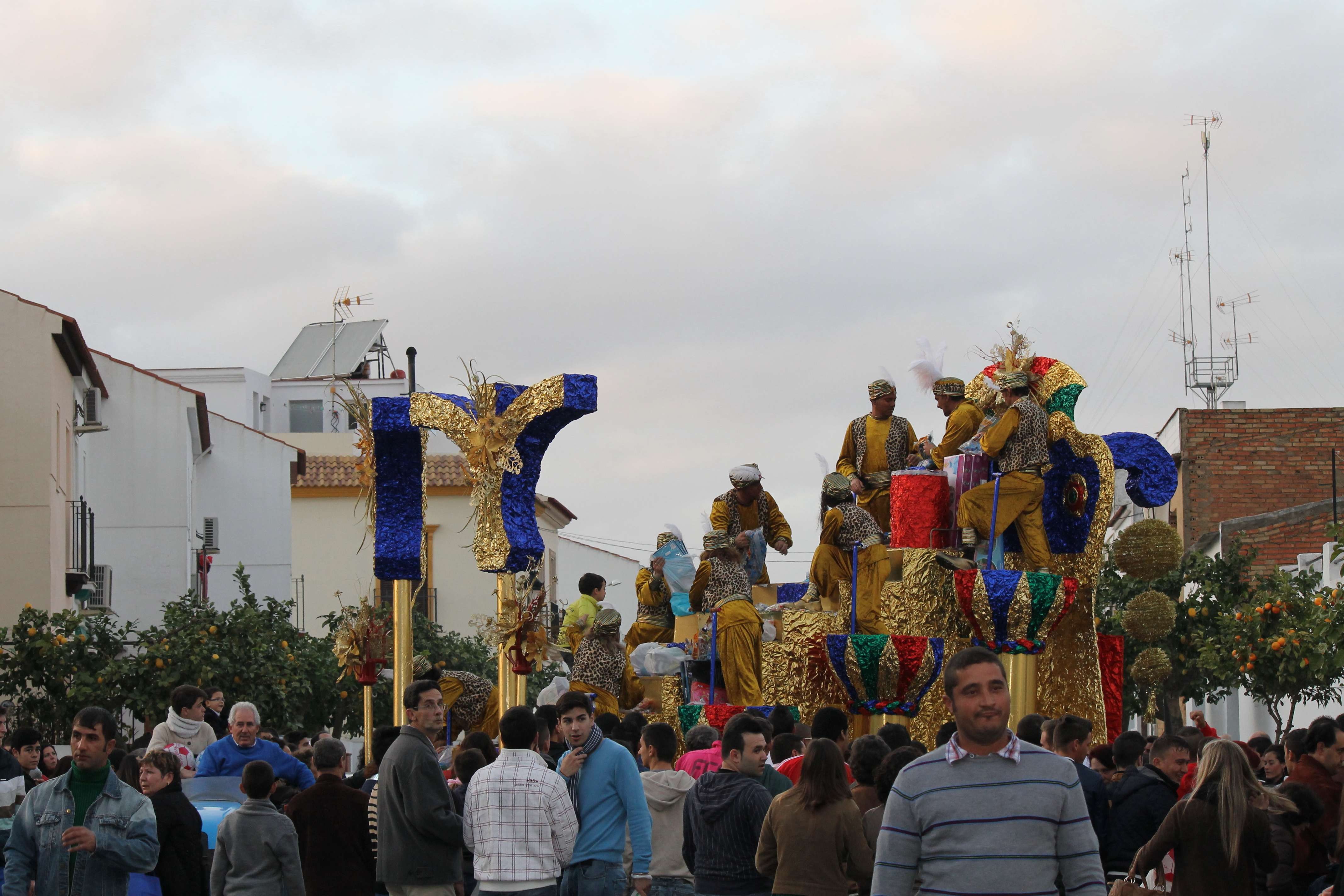 EL AYUNTAMIENTO DE BOLLULLOS INTRODUCE MEJORAS EN LA CABALGATA DE REYES PARA EVITAR PERCANCES 