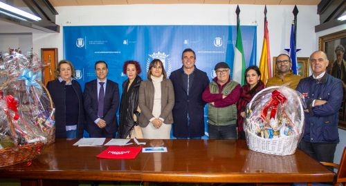 AYUNTAMIENTO Y APYME ENTREGAN LAS CESTAS DE LA CAMPAÑA DE NAVIDAD 2023