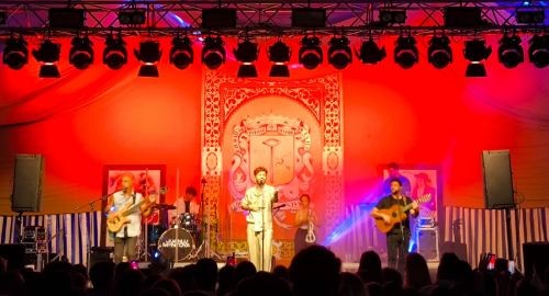 JUANLU MONTOYA DELEITÓ A  JÓVENES Y MAYORES EN UN GRAN CONCIERTO