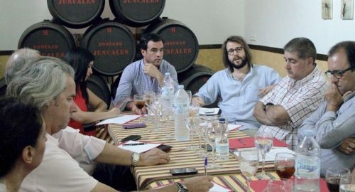 EL ALCALDE DE BOLLULLOS PRESIDE UNA MESA DE TRABAJO SOBRE CULTURA, TURISMO Y VINO, Y CLAUSURA LA EXP