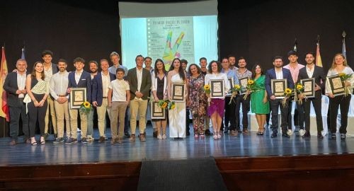 EL AYUNTAMIENTO PREMIA A 14 JÓVENES BOLLULLEROS POR SUS ÉXITOS EN DISTINTAS ÁREAS