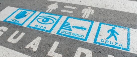 PINTURA DE PICTOGRAMAS EN LOS PASOS DE CEBRA PARA PERSONAS CON TRASTORNO DEL ESPECTRO AUTISTA