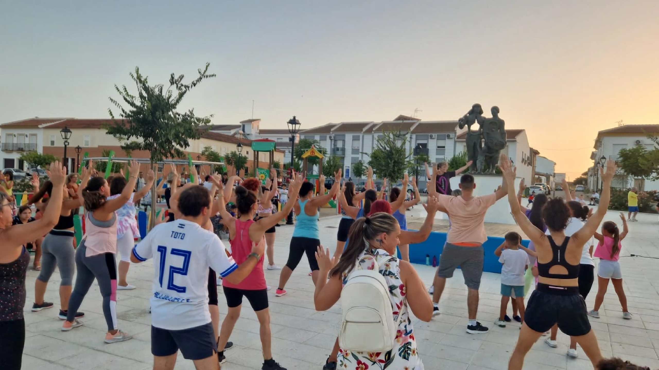 LA PLAZA PRIMERO DE MAYO SE LLENÓ DE RITMO Y ENERGÍA