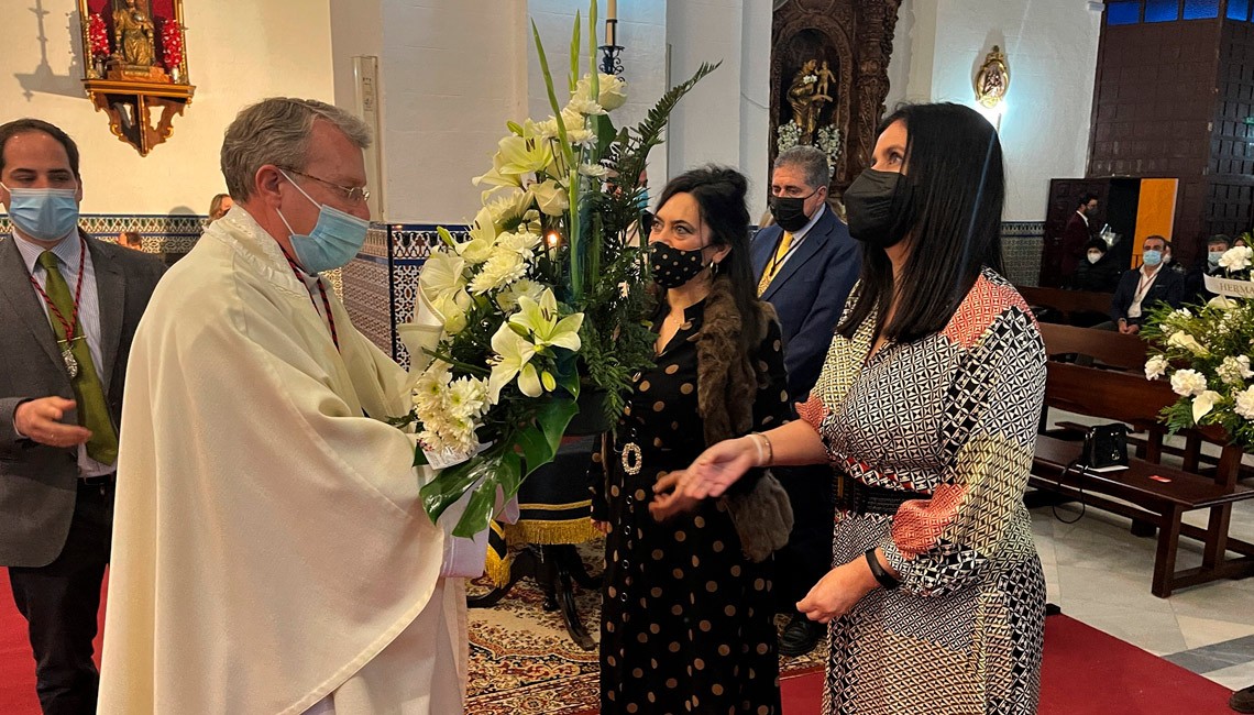 EL AYUNTAMIENTO REALIZA UNA OFRENDA FORAL A LA VIRGEN DE LOS DOLORES