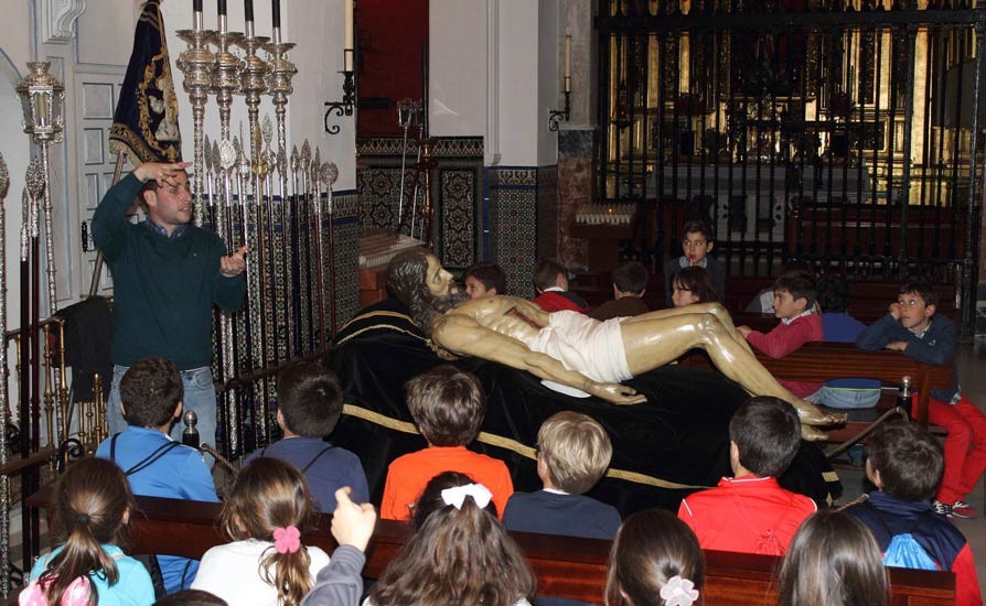 BOLLULLOS MUESTRA A VECINOS Y VISITANTES SU PATRIMONIO CULTURAL COFRADE