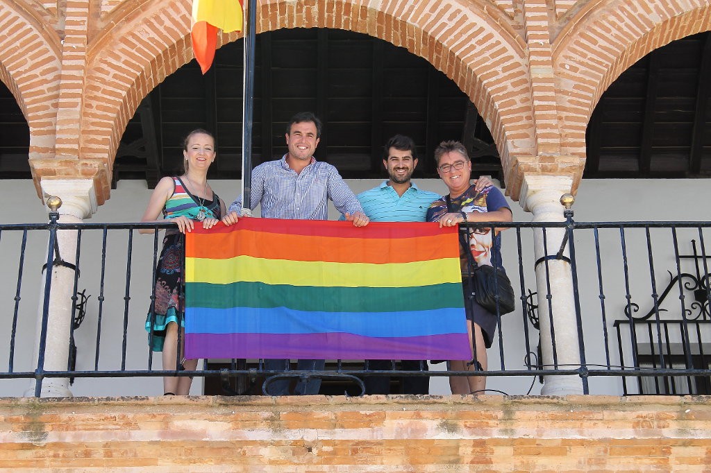 LA BANDERA DE LA DIVERSIDAD LUCE EN EL BALCÓN MUNICIPAL
