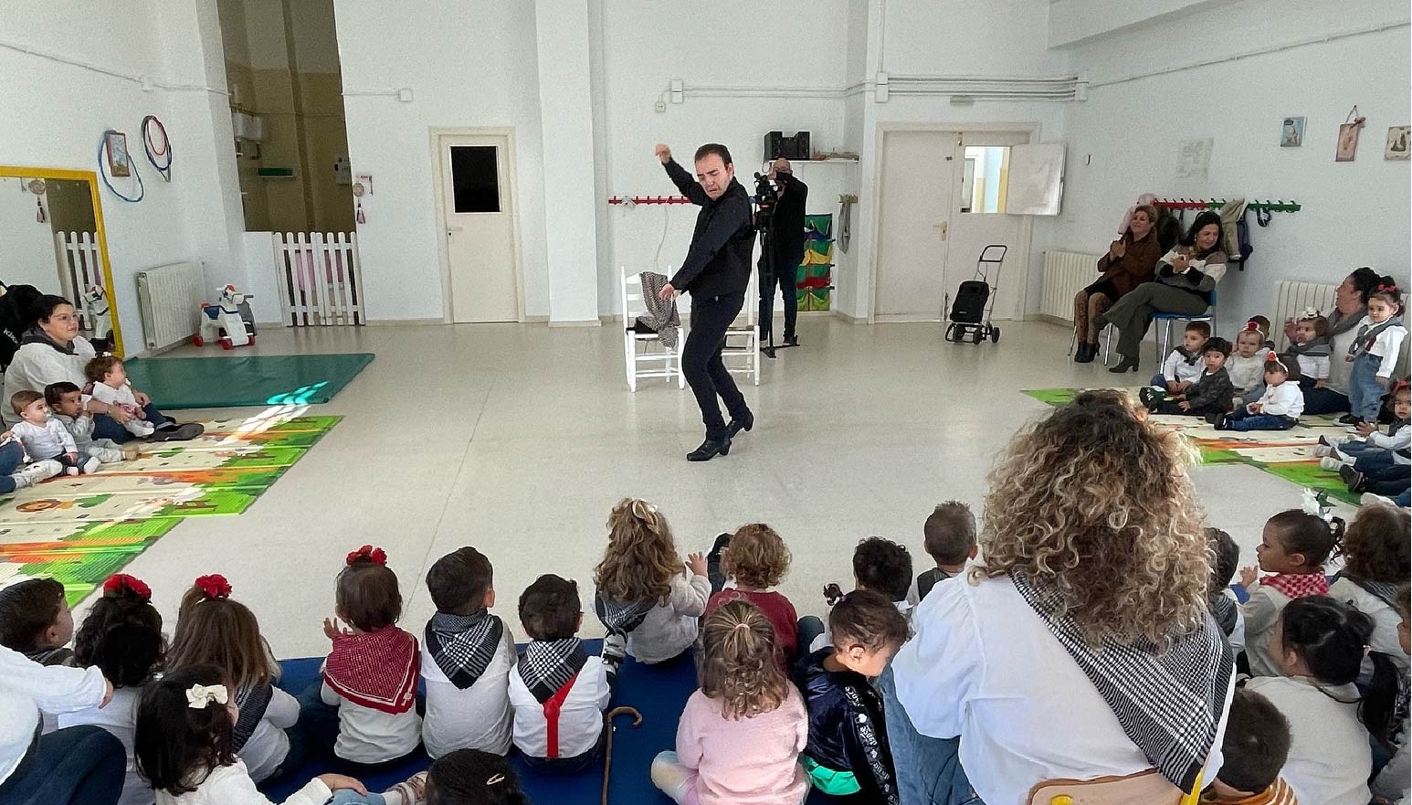 DÍA DEL FLAMENCO EN LA ESCUELA INFANTIL MUNICIPAL CÁNDIDA MAYA