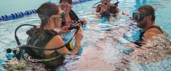LA PISCINA MUNICIPAL ACOGIÓ UN NUEVO BAUTISMO DE BUCEO