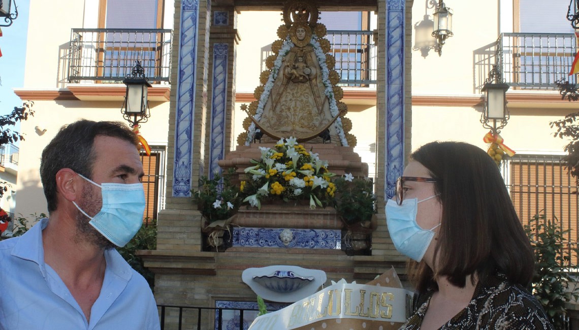 EL AYUNTAMIENTO ENTREGA UN RAMO DE FLORES A LA HERMANDAD DEL ROCÍO DE BOLLULLOS