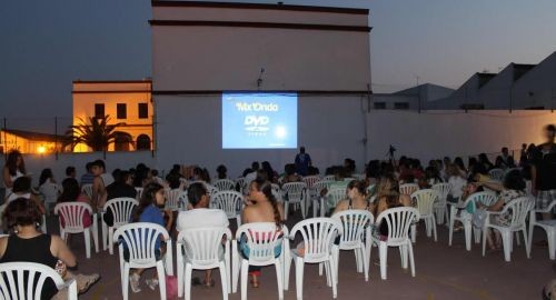 LA CONCEJALÍA DE JUVENTUD DE BOLLULLOS PONE EN MARCHA LA XV EDICION DEL YA TRADICIONAL CINE DE VERAN