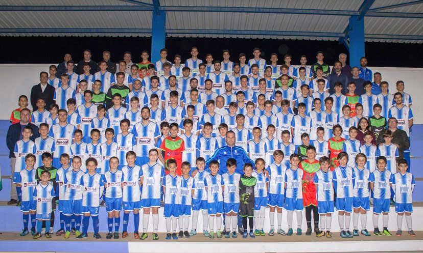 Foto oficial de la temporada para el Bollullos CF y las Escuales Municipales