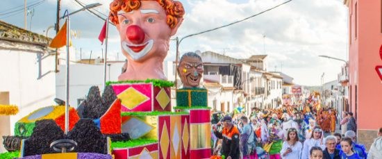 BOLLULLOS INICIA SU CARNAVAL DE CALLES