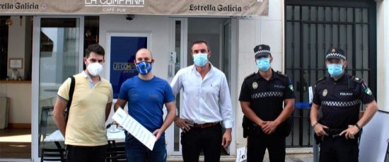 EL AYUNTAMIENTO DISTRIBUYE POR LAS TERRAZAS Y BARES CARTELES CON LAS MEDIDAS SANITARIAS EN VIGOR