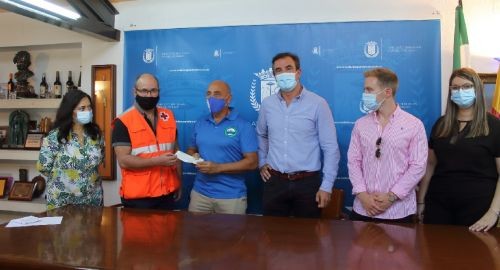 EL CLUB NATACIÓN HUELVA ENTREGA 333 EUROS A CRUZ ROJA TRAS LA MARATÓN DE NATACIÓN