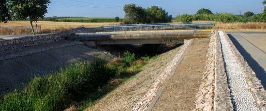 FINALIZADOS LOS TRABAJOS DE DESBROCE DEL ARROYO CERRADA A SU PASO POR AVDA DE LA JUVENTUD