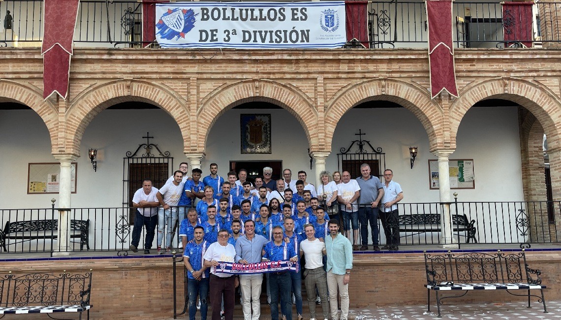 EL ALCALDE RECIBIÓ A NUESTRO RECIÉN ASCENDIDO BOLLULLOS CLUB DE FÚTBOL